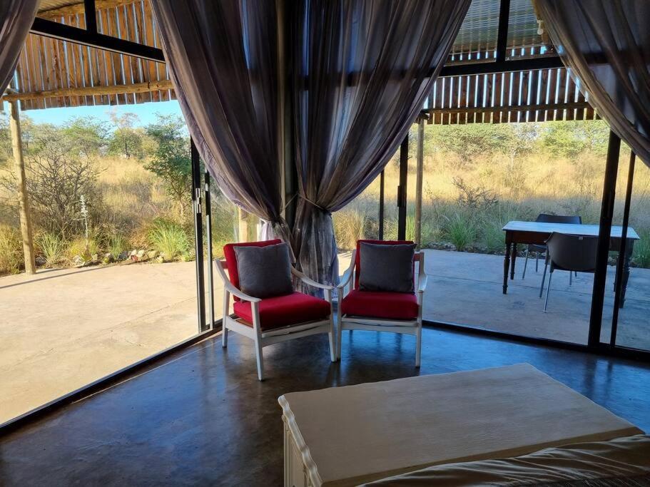 Hackberry House Black Thorn Cottage, Off Grid Khemsbok ภายนอก รูปภาพ
