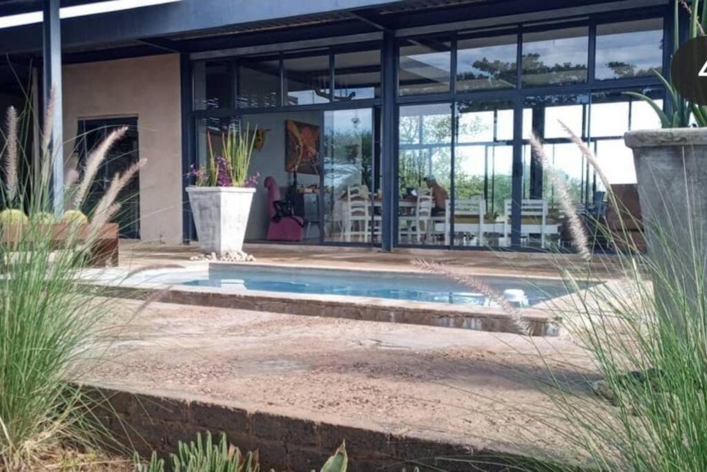 Hackberry House Black Thorn Cottage, Off Grid Khemsbok ภายนอก รูปภาพ