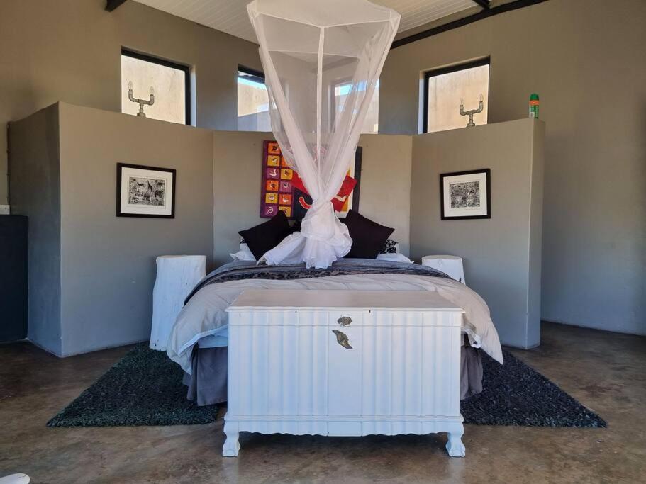Hackberry House Black Thorn Cottage, Off Grid Khemsbok ภายนอก รูปภาพ